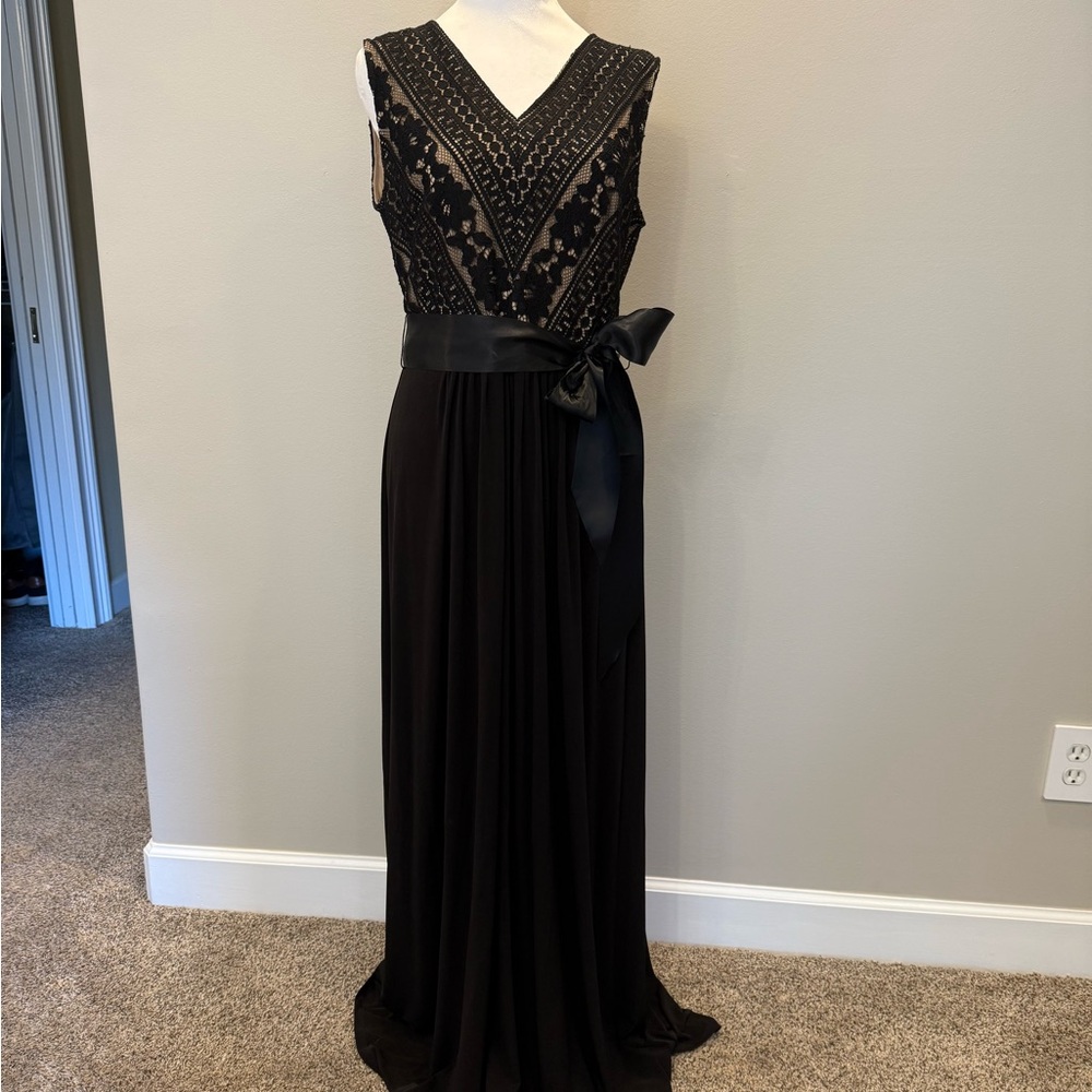 Elegant Black Lace Evening Gown